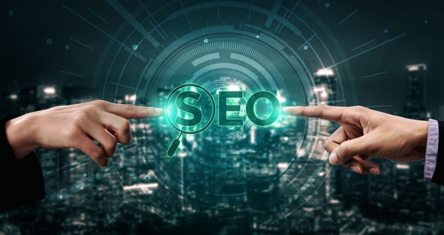 兩隻手指觸碰發光的 SEO 字樣