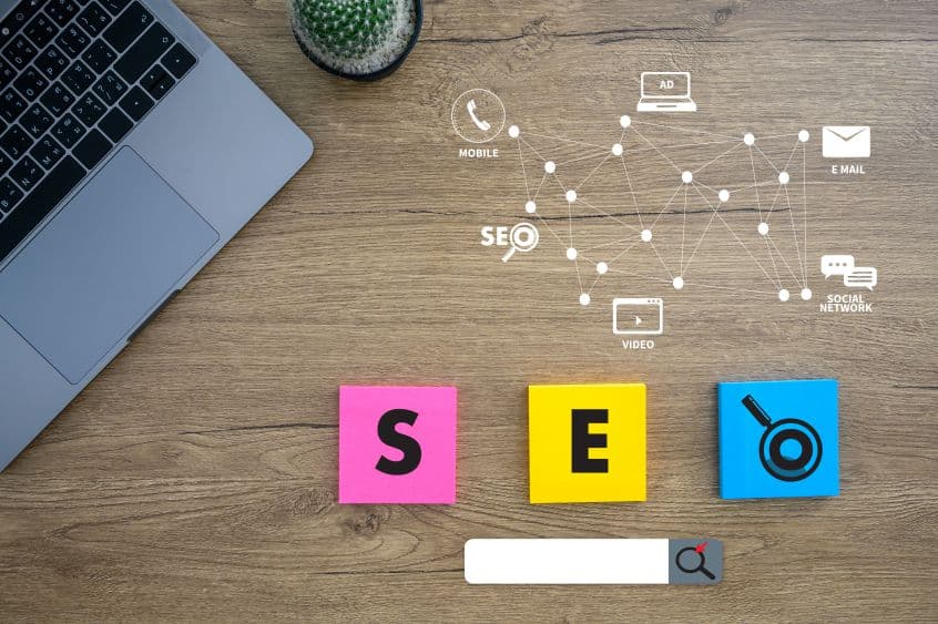 桌上的 SEO 便利貼與網路圖示